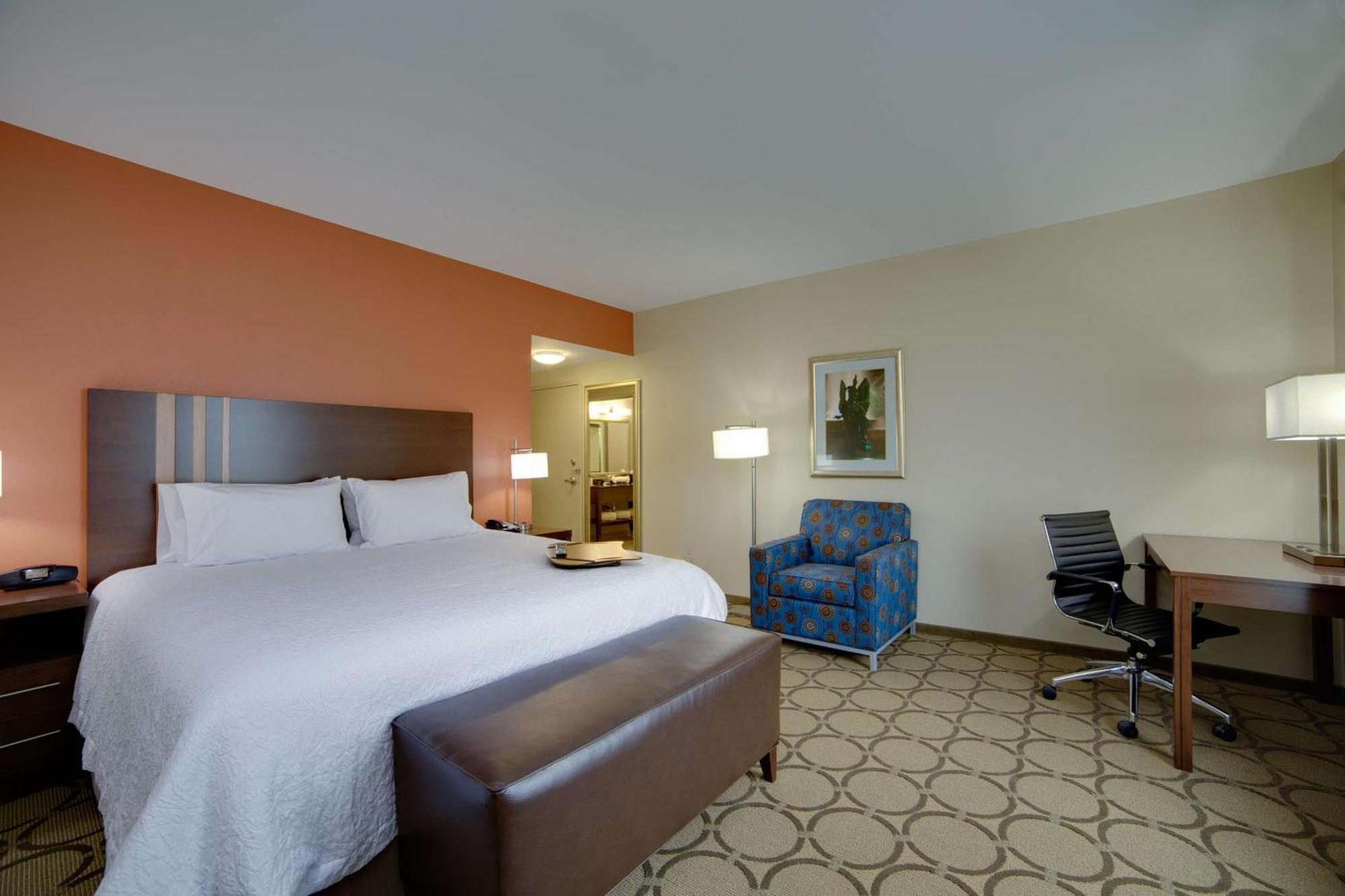 Hampton Inn & Suites Philadelphia/Бенсалем Екстериор снимка