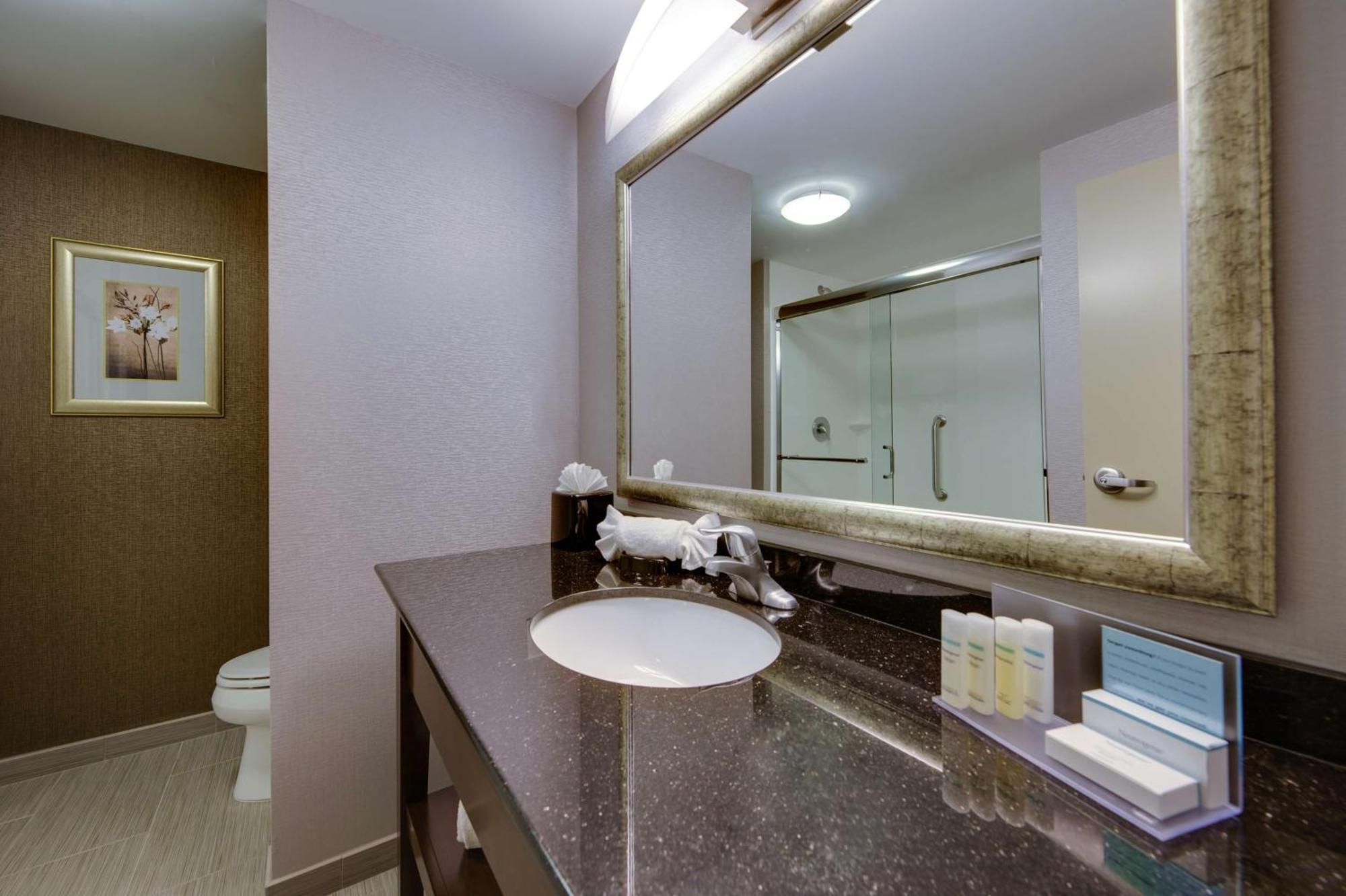 Hampton Inn & Suites Philadelphia/Бенсалем Екстериор снимка