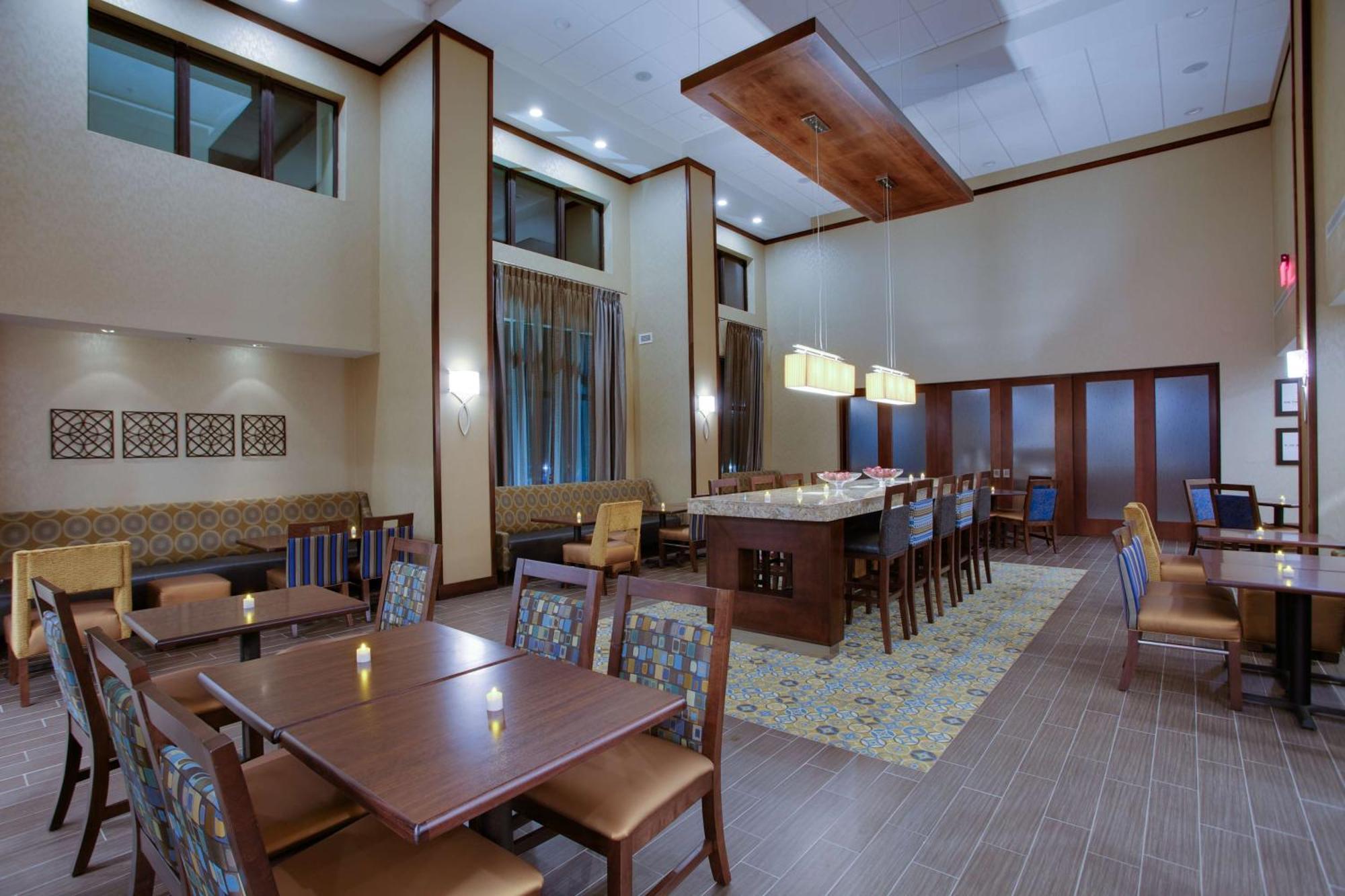Hampton Inn & Suites Philadelphia/Бенсалем Екстериор снимка