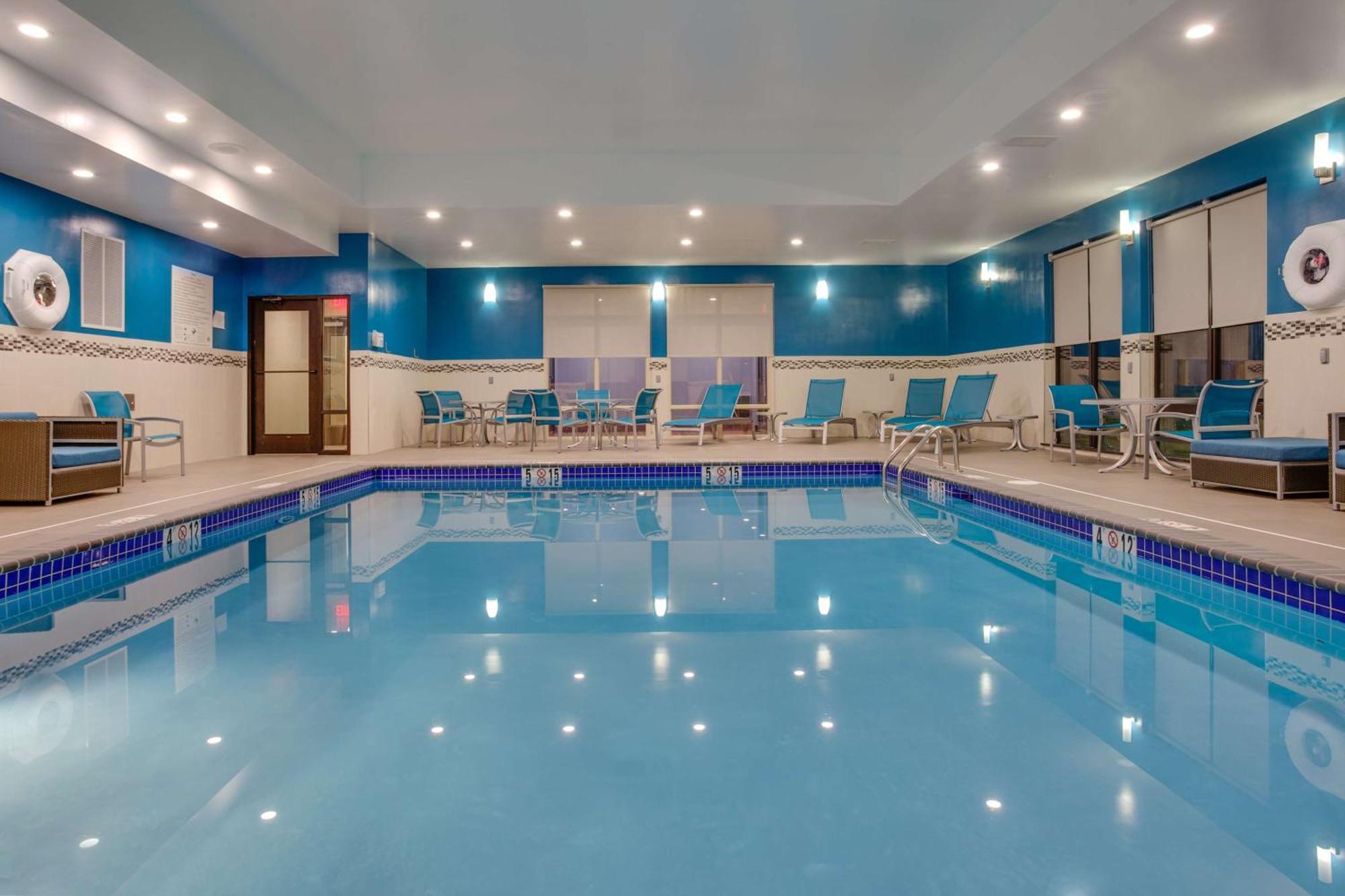 Hampton Inn & Suites Philadelphia/Бенсалем Екстериор снимка