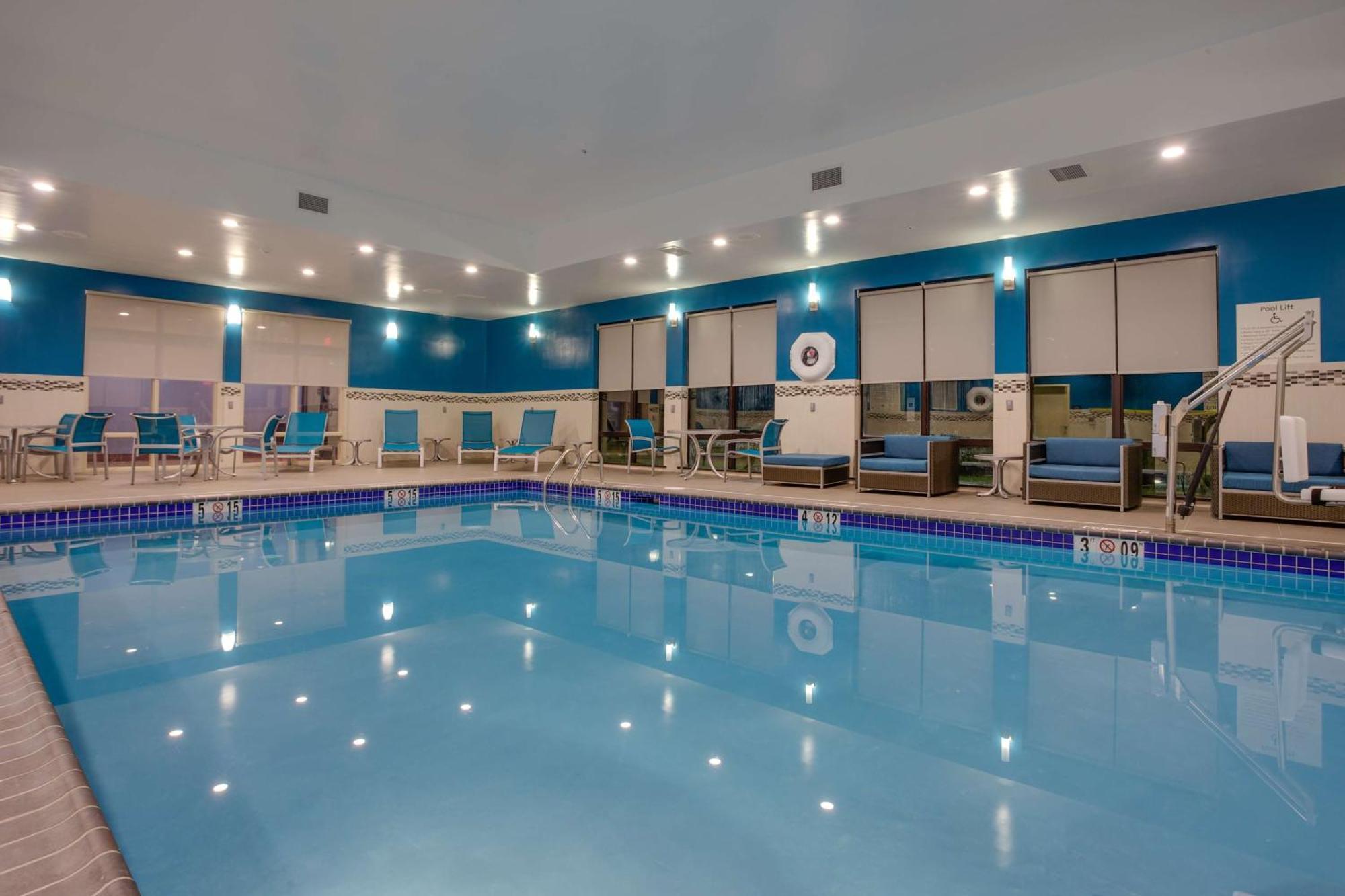 Hampton Inn & Suites Philadelphia/Бенсалем Екстериор снимка