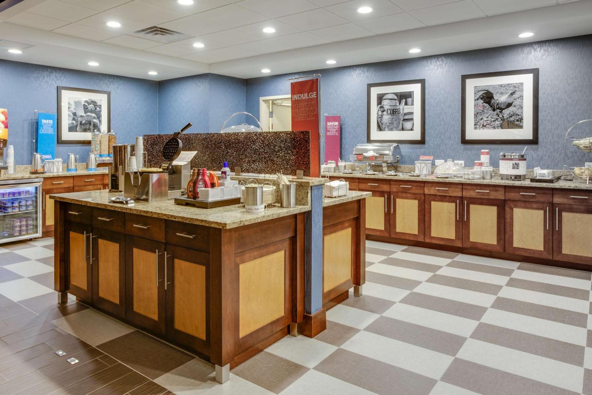 Hampton Inn & Suites Philadelphia/Бенсалем Екстериор снимка